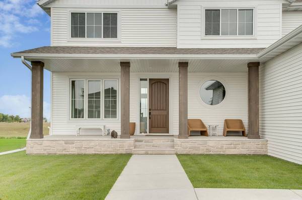 2960 Prairie Farms CIR S, Fargo, ND 58104