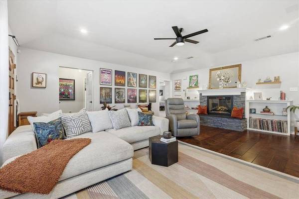 110 E 7th Street, Irving, TX 75060