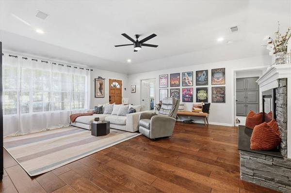 110 E 7th Street, Irving, TX 75060