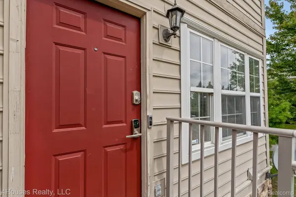 654 LYDIA LN #48, Pontiac, MI 48341