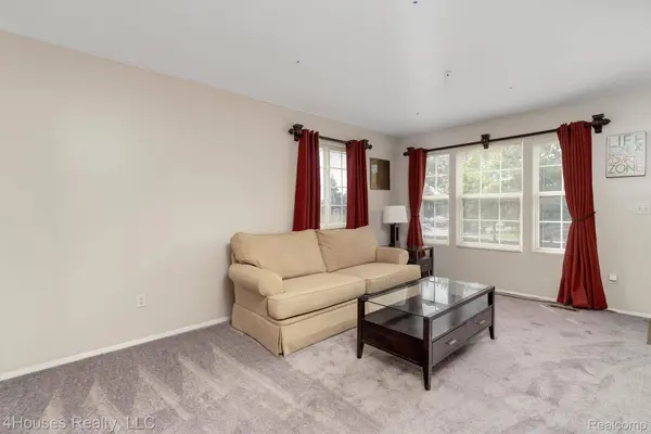 654 LYDIA LN #48, Pontiac, MI 48341