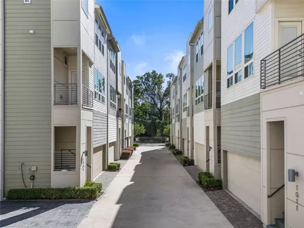 1013 W 17th ST, Houston, TX 77008