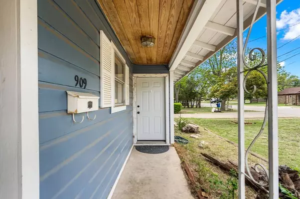 909 Ford St, Kerrville, TX 78028