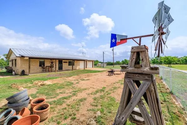 2050 ADJ Lane, Fredericksburg, TX 78624