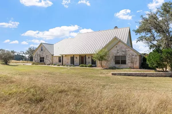 647 Funf Kinder Road, Fredericksburg, TX 78624