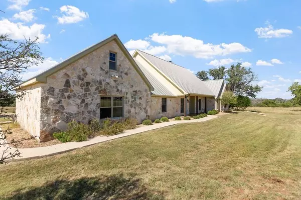 647 Funf Kinder Road, Fredericksburg, TX 78624