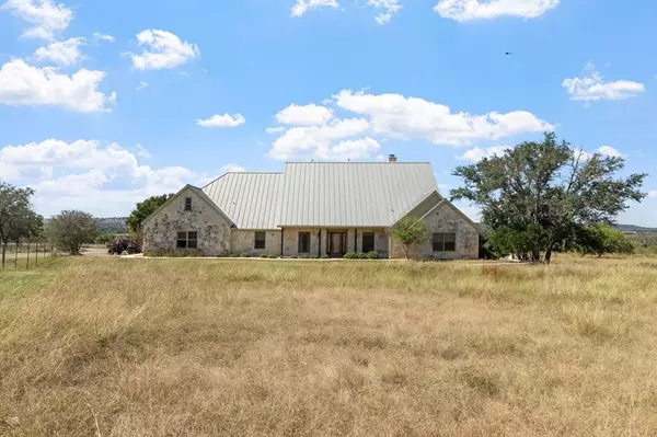 647 Funf Kinder Road, Fredericksburg, TX 78624