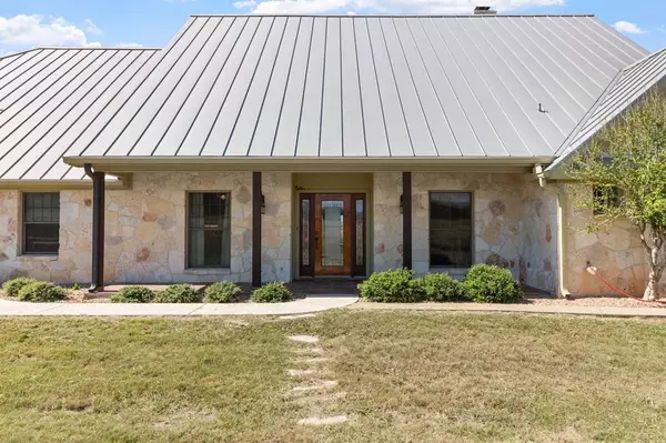 647 Funf Kinder Road, Fredericksburg, TX 78624