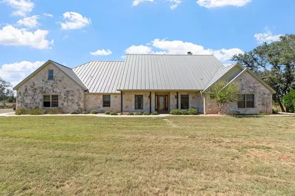 647 Funf Kinder Road, Fredericksburg, TX 78624