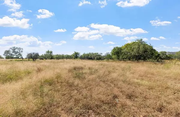 647 Funf Kinder Road, Fredericksburg, TX 78624