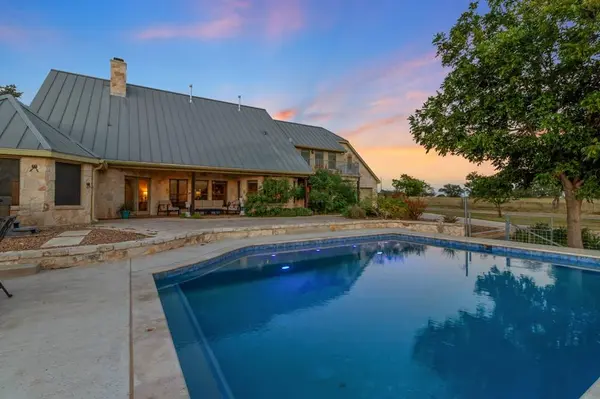 647 Funf Kinder Road, Fredericksburg, TX 78624