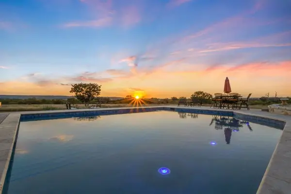 647 Funf Kinder Road, Fredericksburg, TX 78624