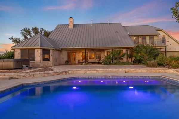 647 Funf Kinder Rd, Fredericksburg, TX 78624