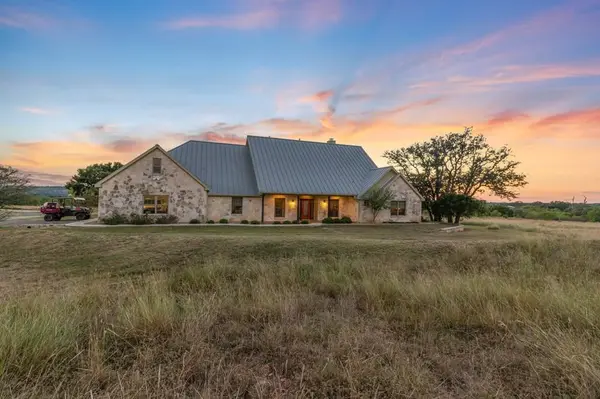 647 Funf Kinder Rd, Fredericksburg, TX 78624