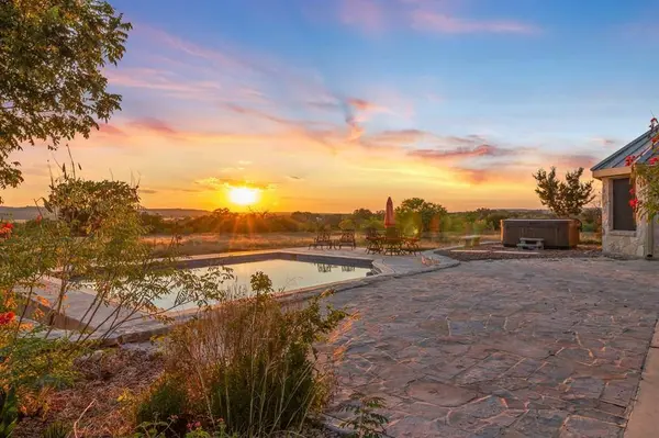 647 Funf Kinder Rd, Fredericksburg, TX 78624