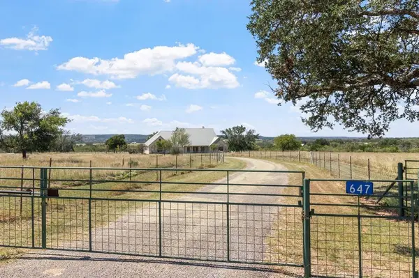 647 Funf Kinder Rd, Fredericksburg, TX 78624