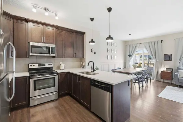 425 Carringvue AVE NW, Calgary, AB T3P 0W5