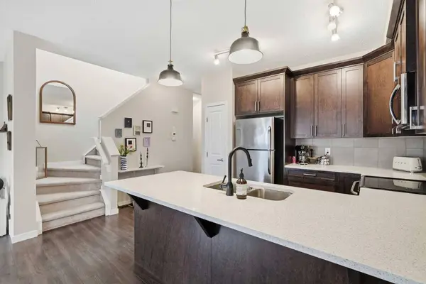 425 Carringvue AVE NW, Calgary, AB T3P 0W5