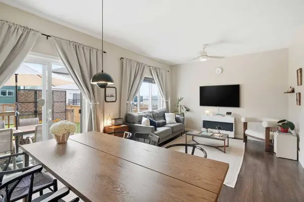 425 Carringvue AVE NW, Calgary, AB T3P 0W5