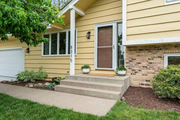 8315 141st ST W, Apple Valley, MN 55124