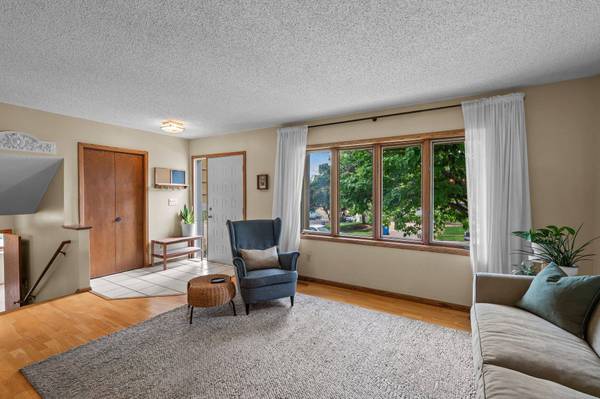 8315 141st ST W, Apple Valley, MN 55124