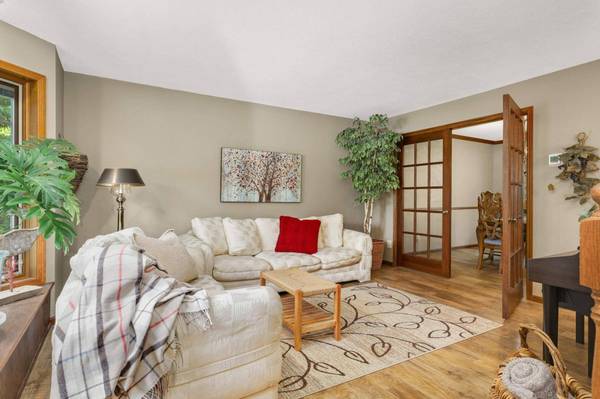 4711 White Oak CT, Eagan, MN 55122