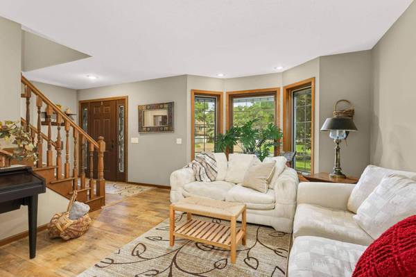 4711 White Oak CT, Eagan, MN 55122