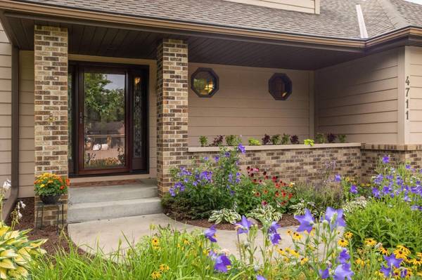 4711 White Oak CT, Eagan, MN 55122