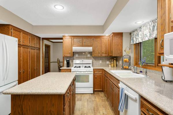 4711 White Oak CT, Eagan, MN 55122