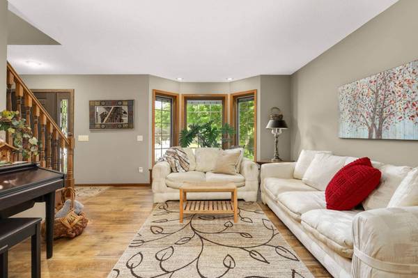 4711 White Oak CT, Eagan, MN 55122