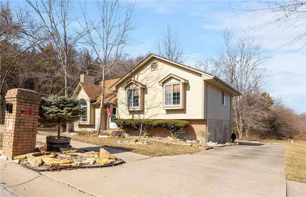 410 SW 24Th ST, Oak Grove, MO 64075