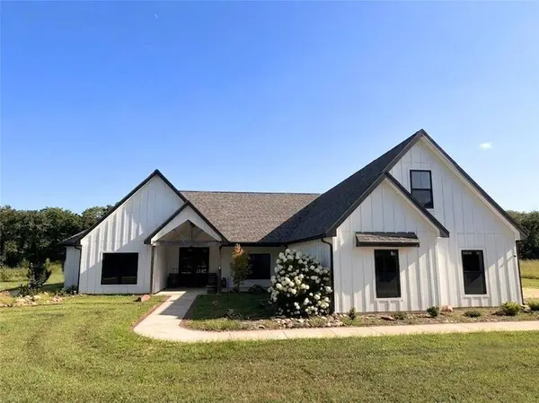 1102 E 1033 RD, Lawrence, KS 66047