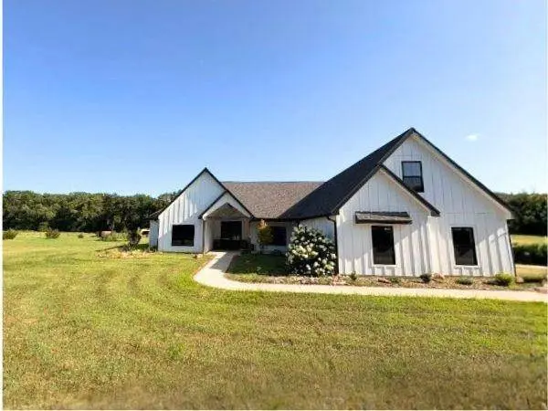1102 E 1033 RD, Lawrence, KS 66047