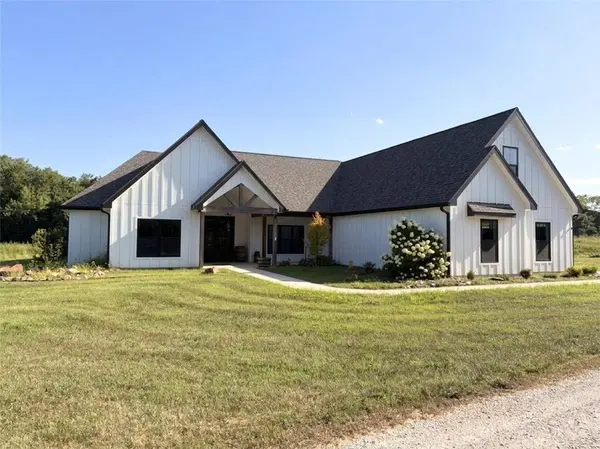 1102 E 1033 RD, Lawrence, KS 66047