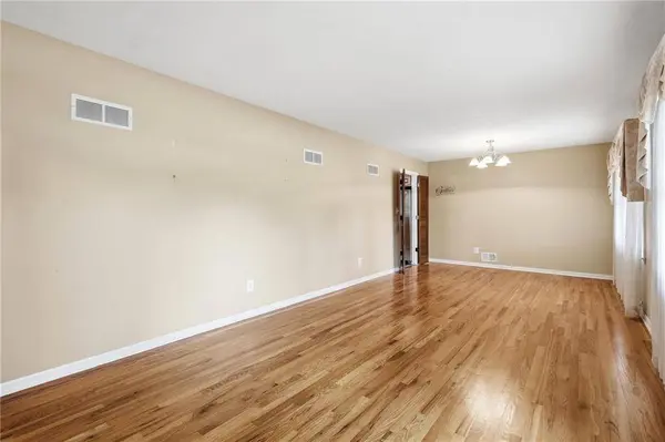 1701 Willow CIR, Blue Springs, MO 64014