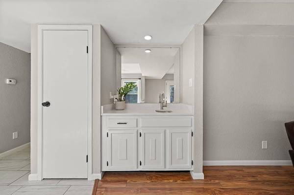 728 Heather Wood Drive, Grapevine, TX 76051