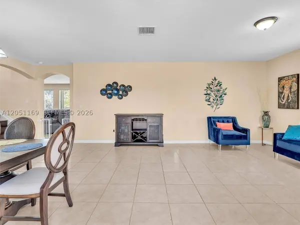 912 NW 204th St, Miami Gardens, FL 33169