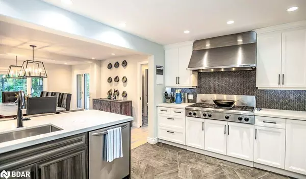 112 Lakeshore Road W, Oro-medonte, ON L0L 2E0