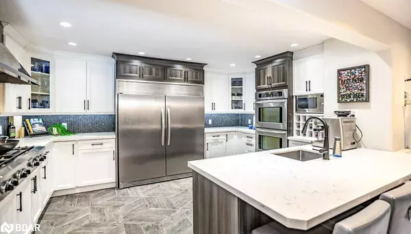 112 Lakeshore Road W, Oro-medonte, ON L0L 2E0