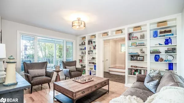 112 Lakeshore Road W, Oro-medonte, ON L0L 2E0