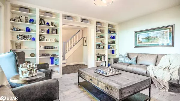 112 Lakeshore Road W, Oro-medonte, ON L0L 2E0