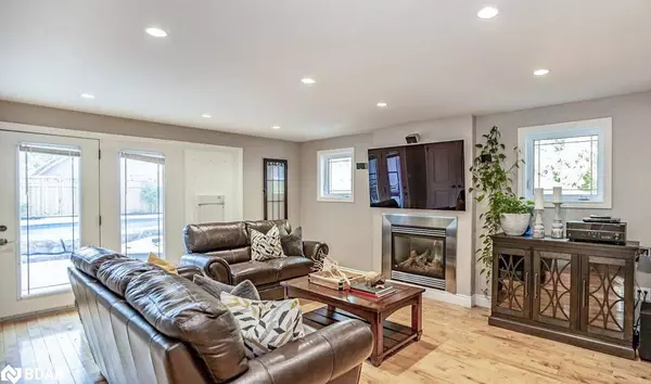 112 Lakeshore Road W, Oro-medonte, ON L0L 2E0