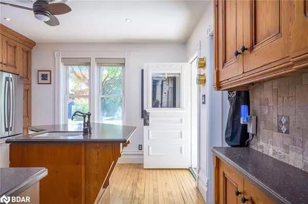 17 Frances Street N, Barrie, ON L4N 1Z3