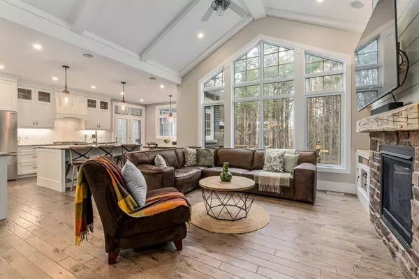 77 MENNILL DR, Springwater, ON L9X 0J2