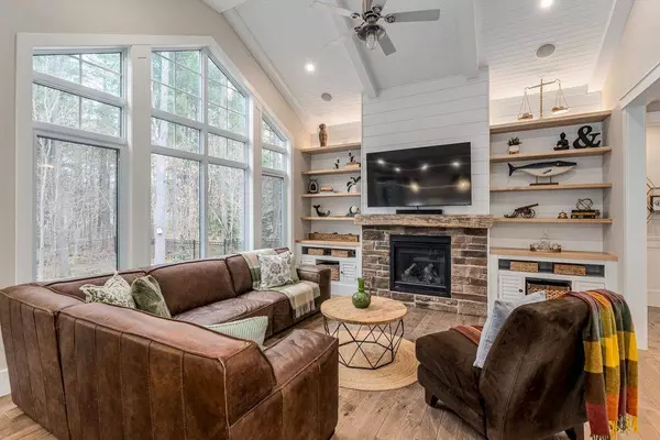 77 MENNILL DR, Springwater, ON L9X 0J2