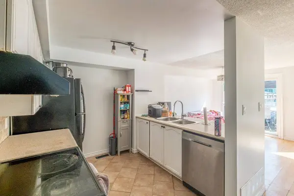 92 Lee CRES, Barrie, ON L4N 9Z1