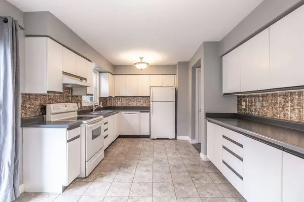 94 Ferguson DR, Barrie, ON L4N 7E5