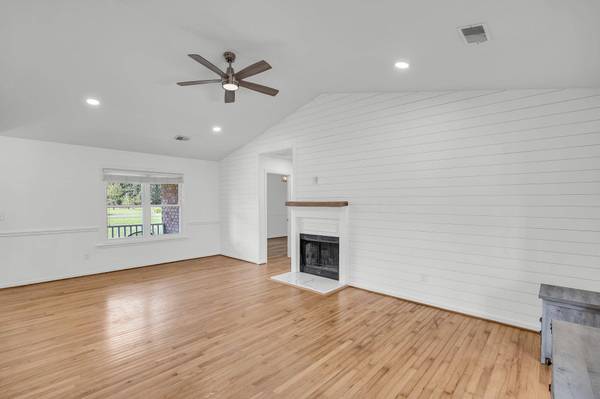 217 Mini Farm Rd, Bonneau, SC 29431