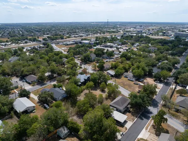 304 N FM 1660, Hutto, TX 78634
