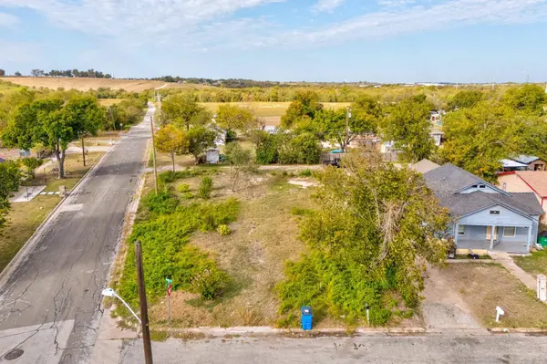 708 Maple ST, Taylor, TX 76574